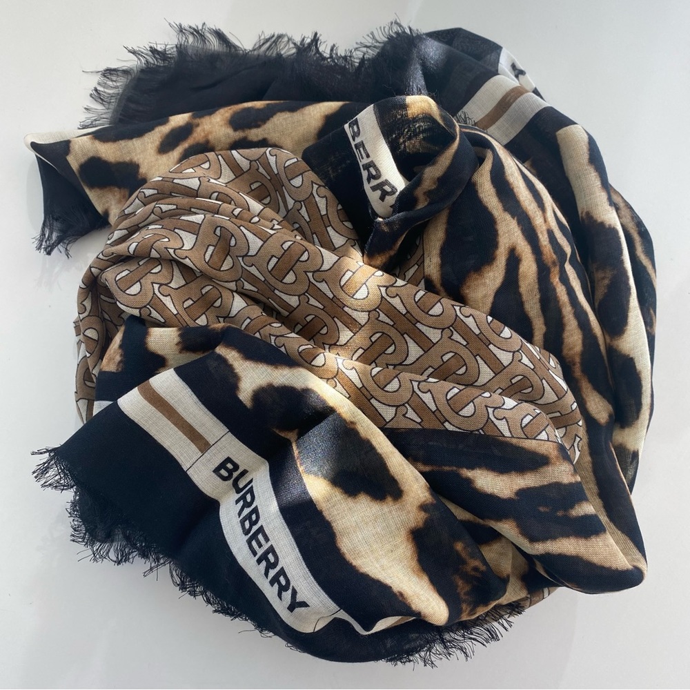 AUTHENTIC BURBERRY A:MU LEOPARD SCARF